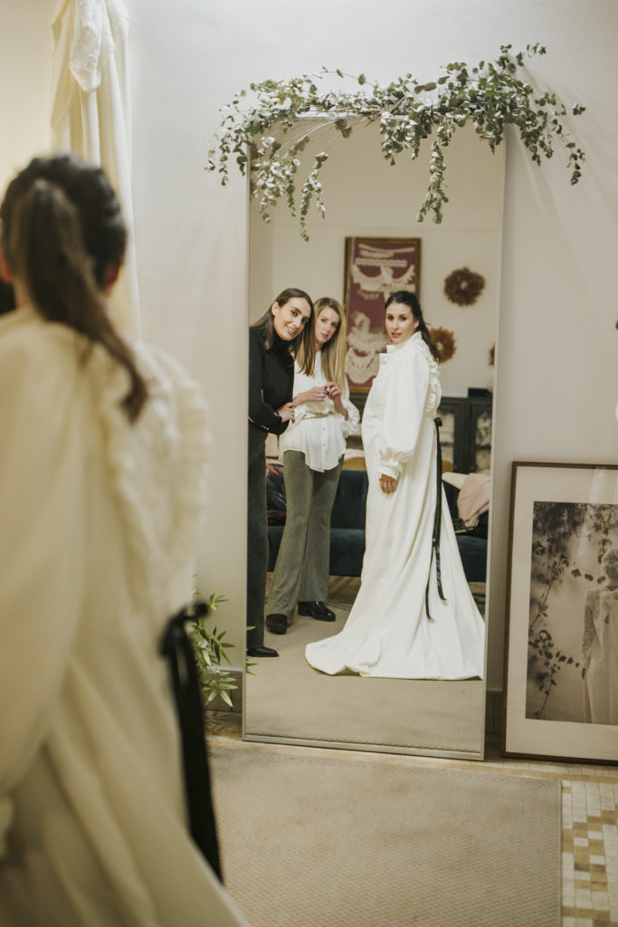 LAS PRUEBAS Y EL VESTIDO DE LAURA